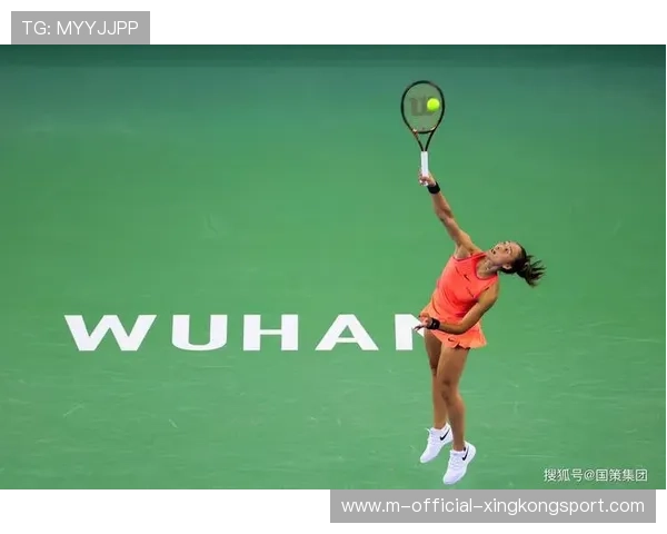 网球选手滑倒摔出场外