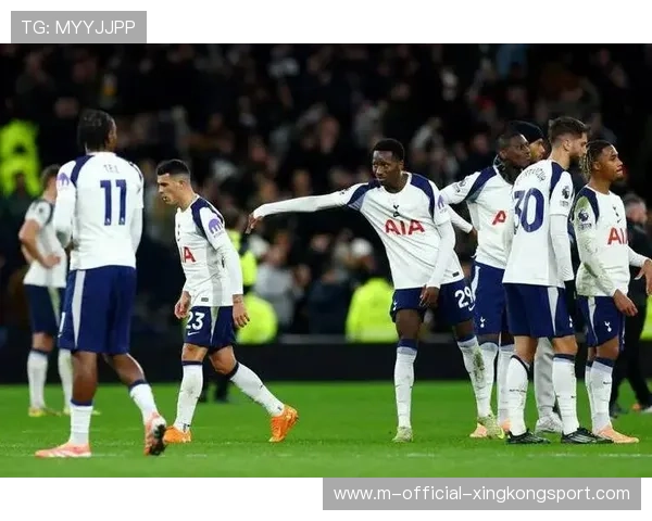 遭切尔西5连杀后热刺内讧！2将拒绝与主帅握手甩手抱怨径直离场，切尔西热刺补时先后错失绝杀